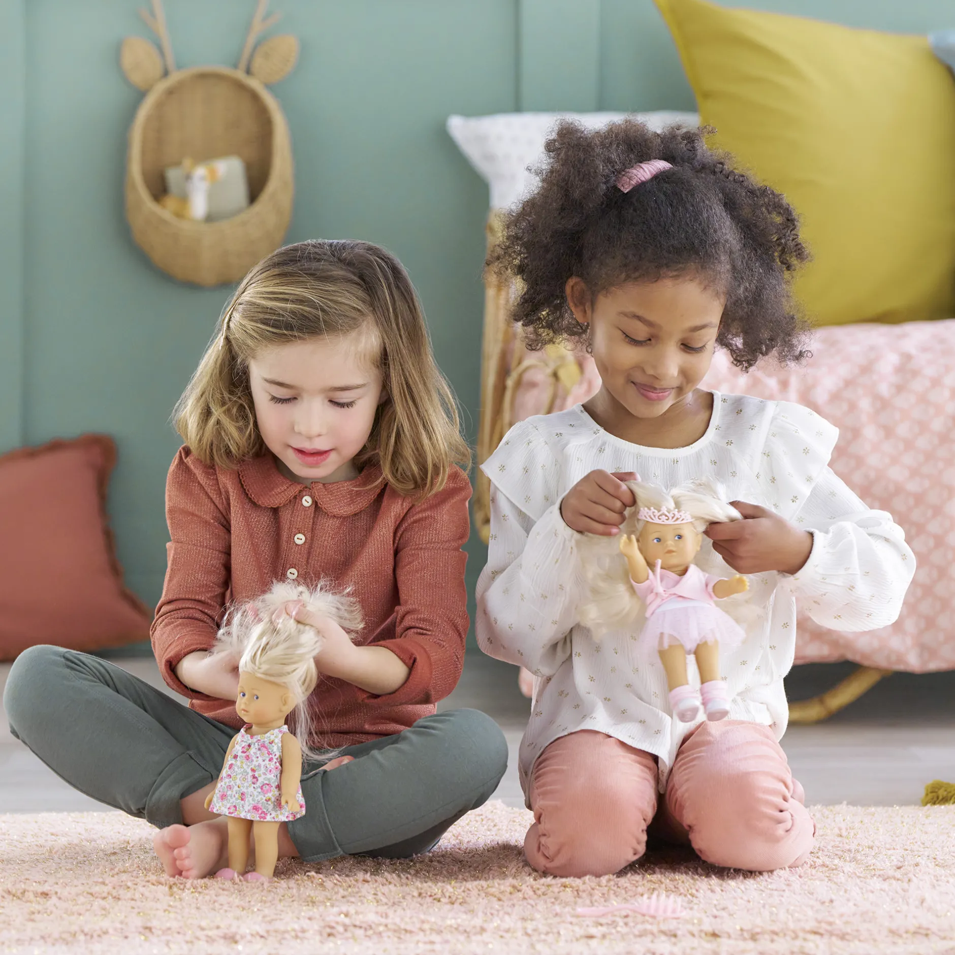 Corolle Coffret Poupée Mini Corolline Mini Monde de Rosy Hot